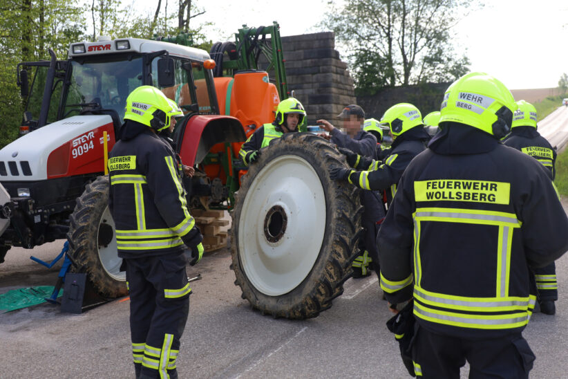 PKW nach Kollision mit Traktor bei Sattledt in Böschung gelandet