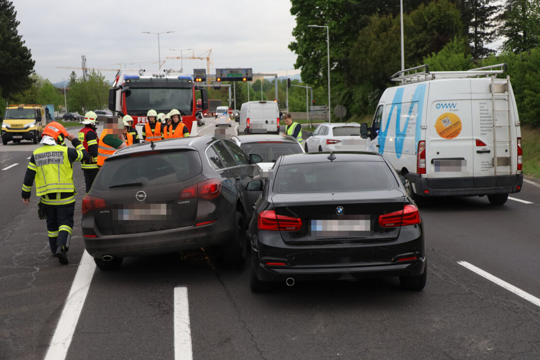 Kollision dreier Autos vor Kreuzungsbereich der Pyhrnpass Straße in Thalheim bei Wels