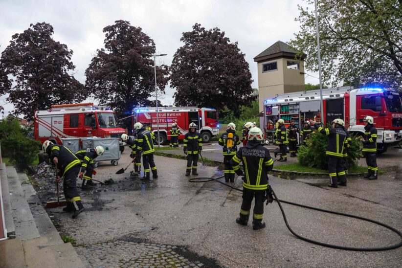 Brandverdacht bei Schule in Buchkirchen stellte sich als Containerbrand heraus