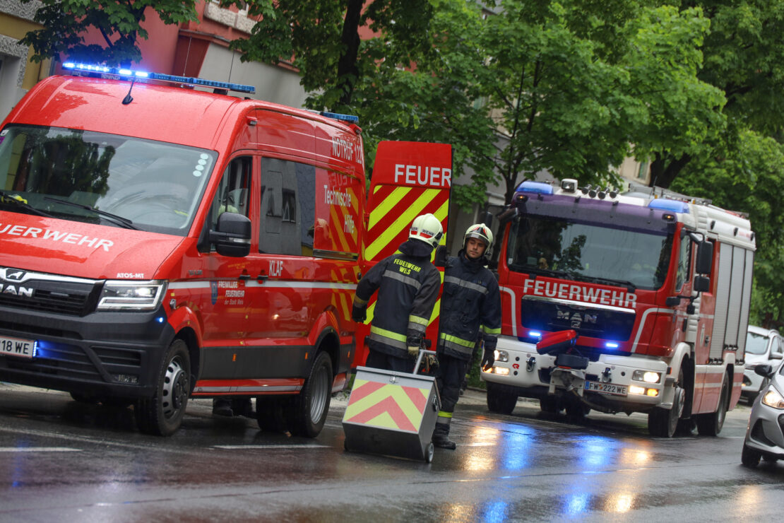 Intensive Ölspur in Wels-Innenstadt führte zu Einsatz der Feuerwehr sowie einer Kehrmaschine