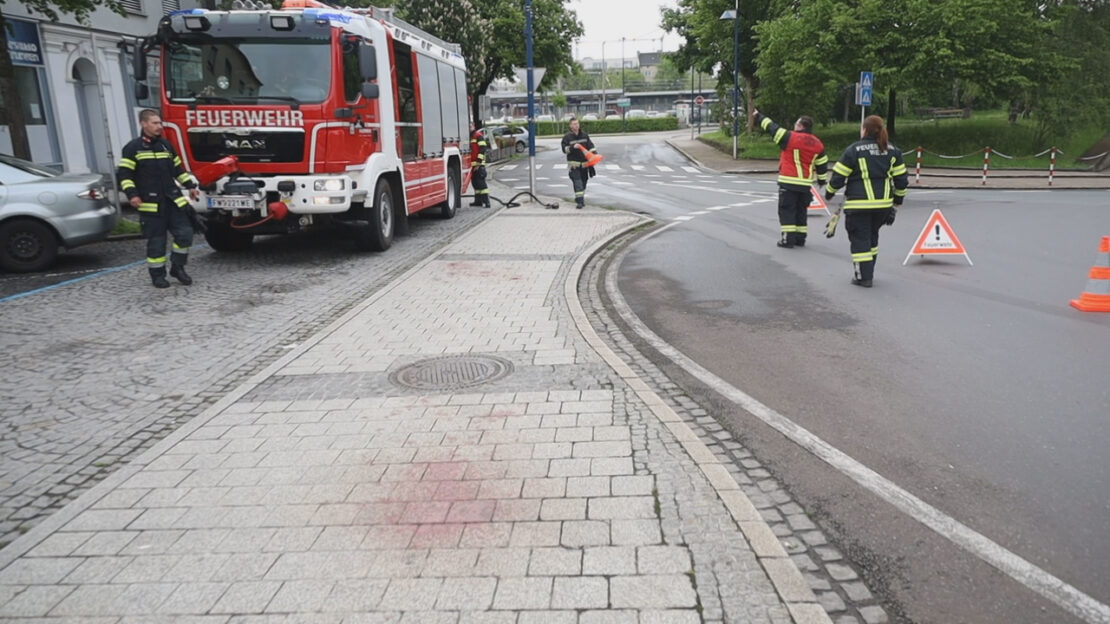 Blutspur in Wels-Neustadt: Feuerwehr längere Zeit bei Reinigung eines Straßenzuges im Einsatz