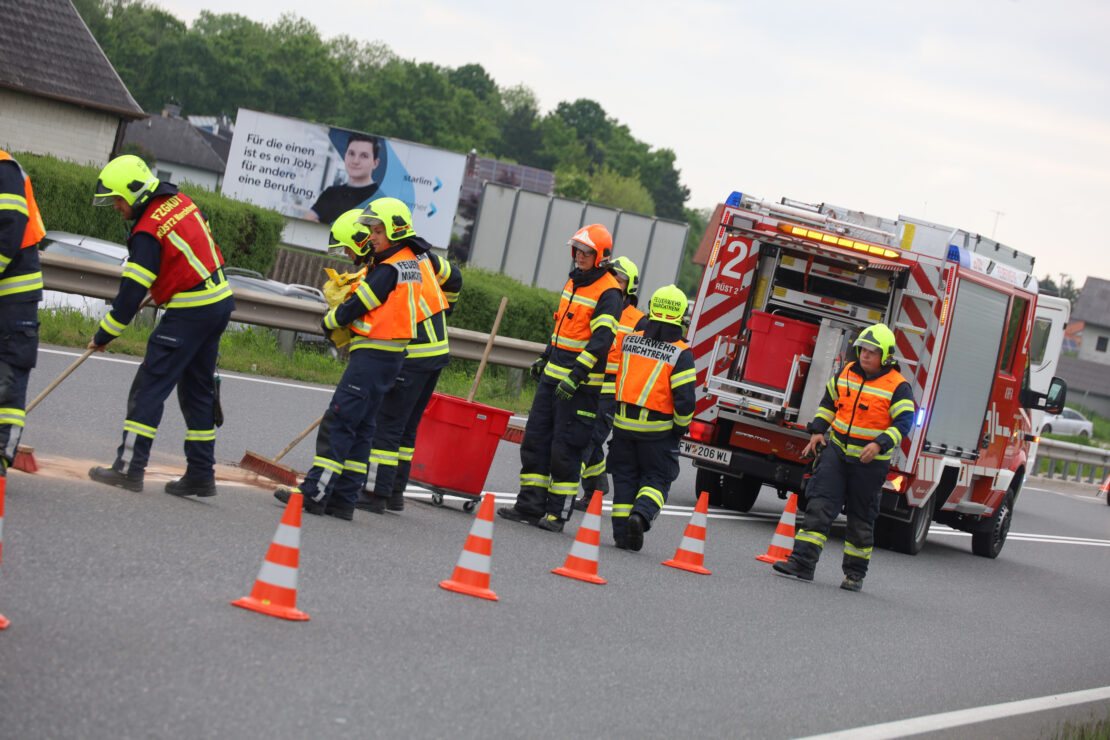 Feuerwehr nach Verkehrsunfall auf Wiener Straße bei Marchtrenk im Einsatz