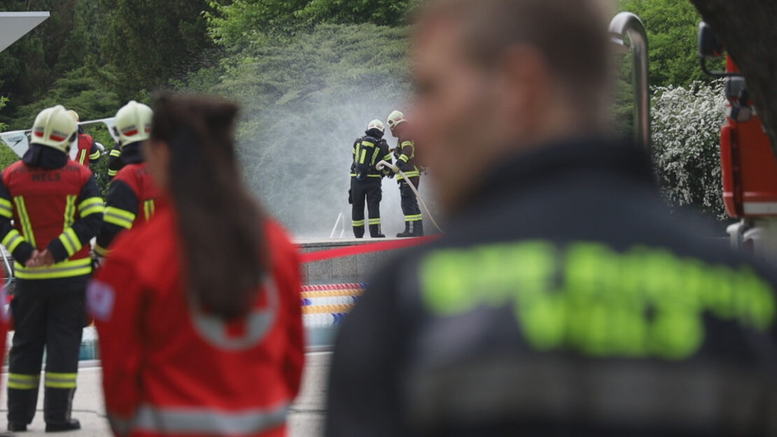 Chlorgasaustritt: Feuerwehren bei Gefahrstoffeinsatz im Freibad in Wels-Lichtenegg im Einsatz