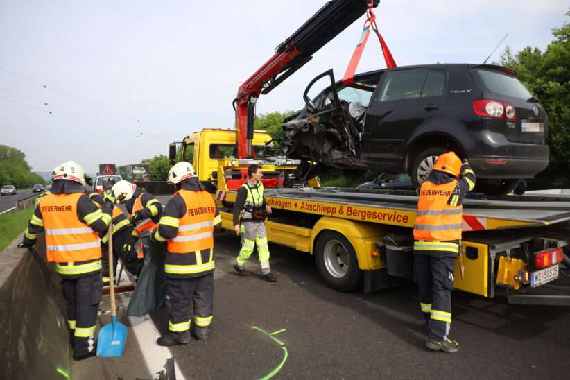 Schwerer Verkehrsunfall auf Innkreisautobahn bei Krenglbach fordert eine schwerverletzte Person