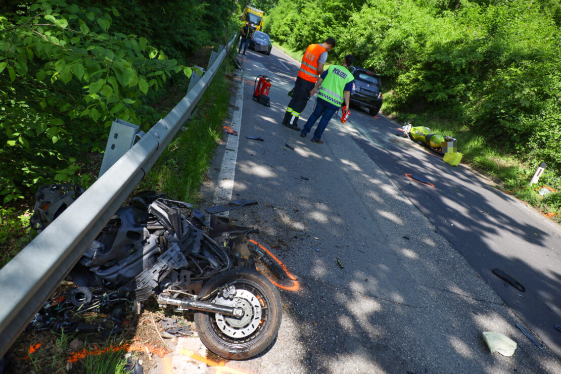 Motorradlenker tödlich verletzt: Crash zwischen zwei Motorrädern und einem PKW in Thalheim bei Wels