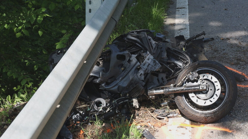 Motorradlenker tödlich verletzt: Crash zwischen zwei Motorrädern und einem PKW in Thalheim bei Wels