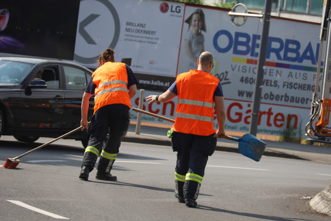 Glassplitter nach Verkehrsunfall in Wels-Innenstadt durch Feuerwehr entfernt