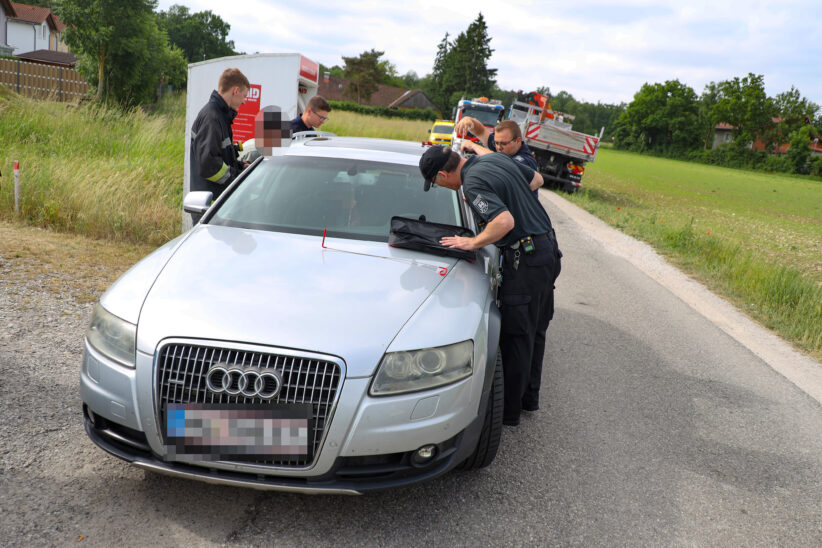 Unbeabsichtigt verriegelt: Kind in Wels-Puchberg durch Pannendienst und Feuerwehr aus Auto gerettet