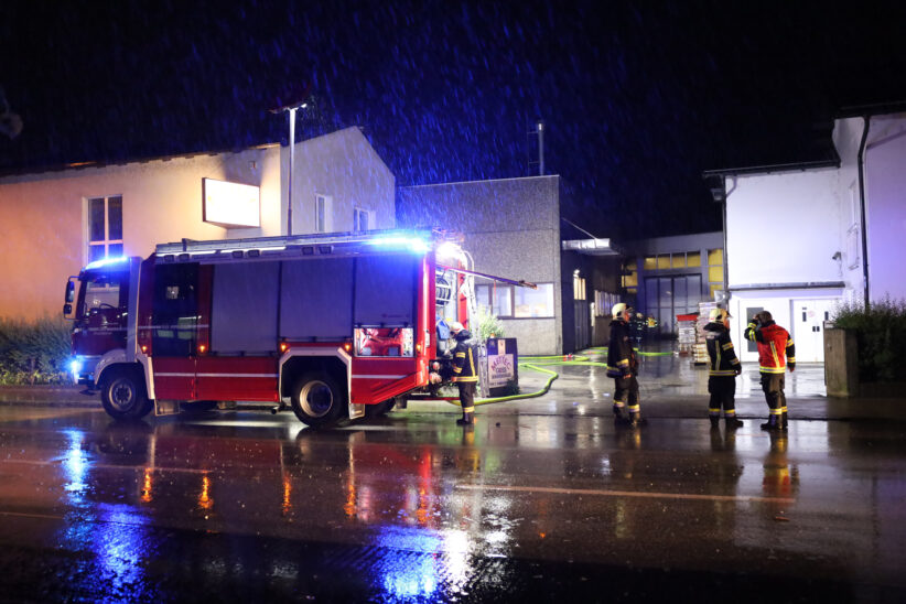 Metallbrand sorgte für längeren Löscheinsatz der Feuerwehr in Wels-Pernau