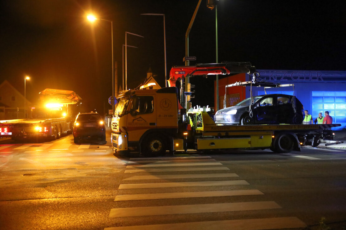 Kreuzungsunfall zwischen zwei PKW in Wels-Lichtenegg