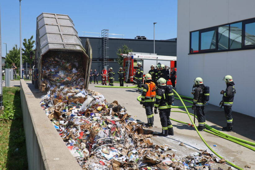 Brand eines Kartonagenentsorgungssystems bei einem Lebensmittelmarkt in Wels-Neustadt