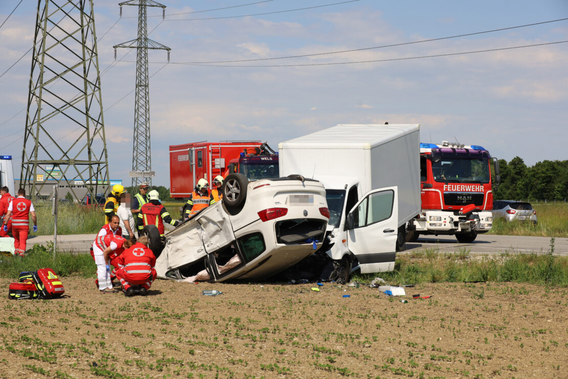 Auto bei schwerem Crash zwischen PKW und Klein-LKW in Wels-Oberthan überschlagen