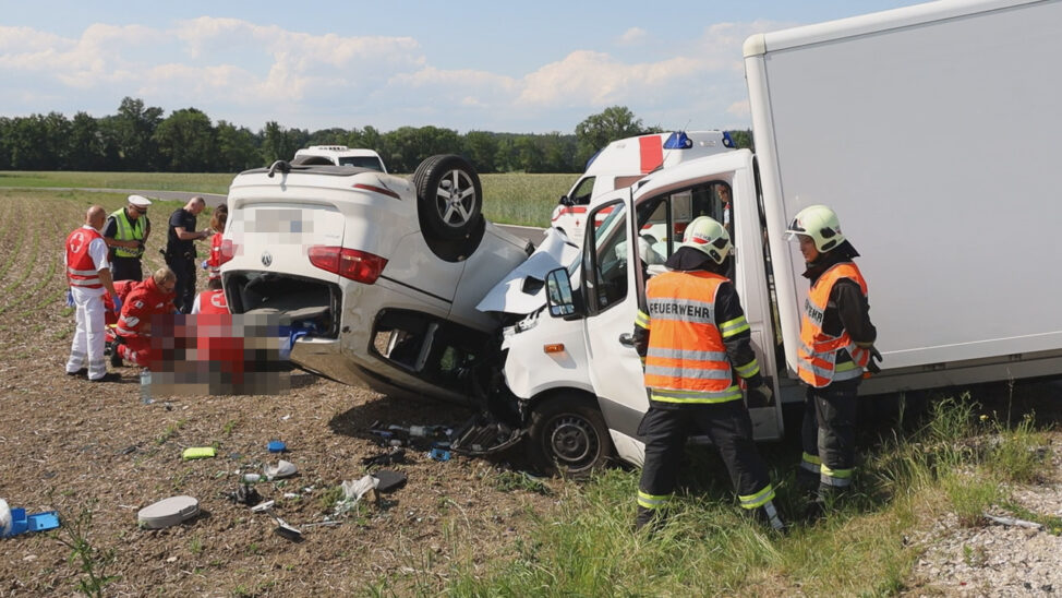 Auto bei schwerem Crash zwischen PKW und Klein-LKW in Wels-Oberthan überschlagen