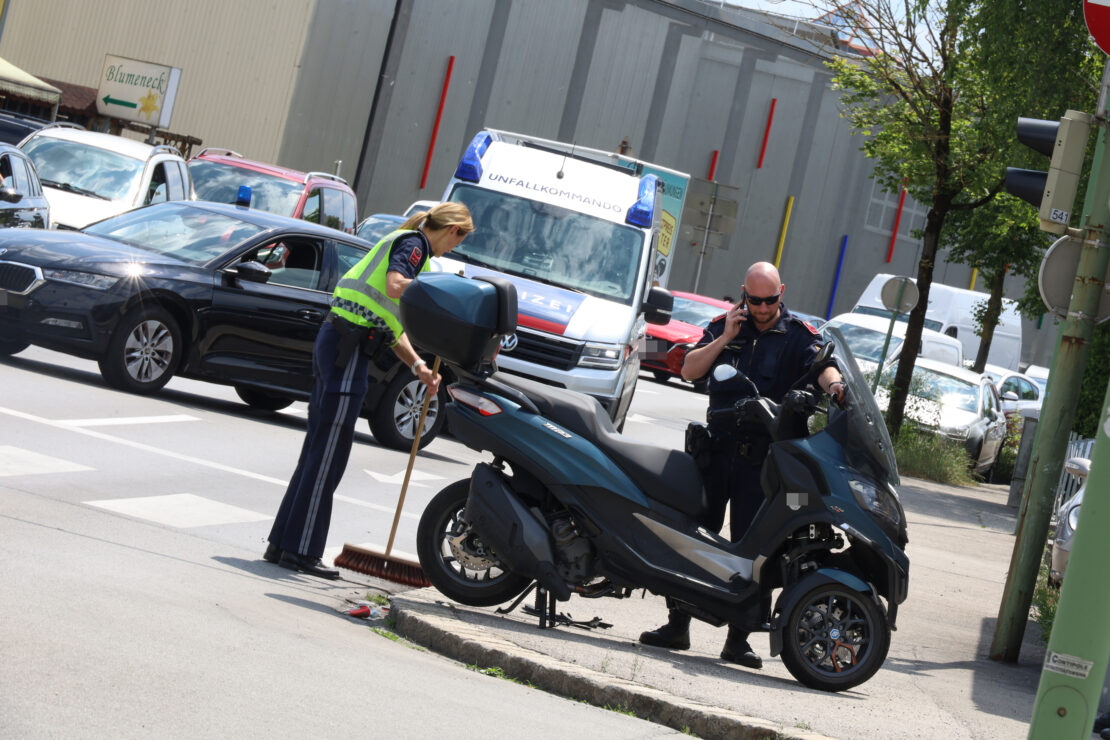 Lenker eines Dreirad-Motorrollers bei Auffahrunfall in Wels-Pernau verletzt