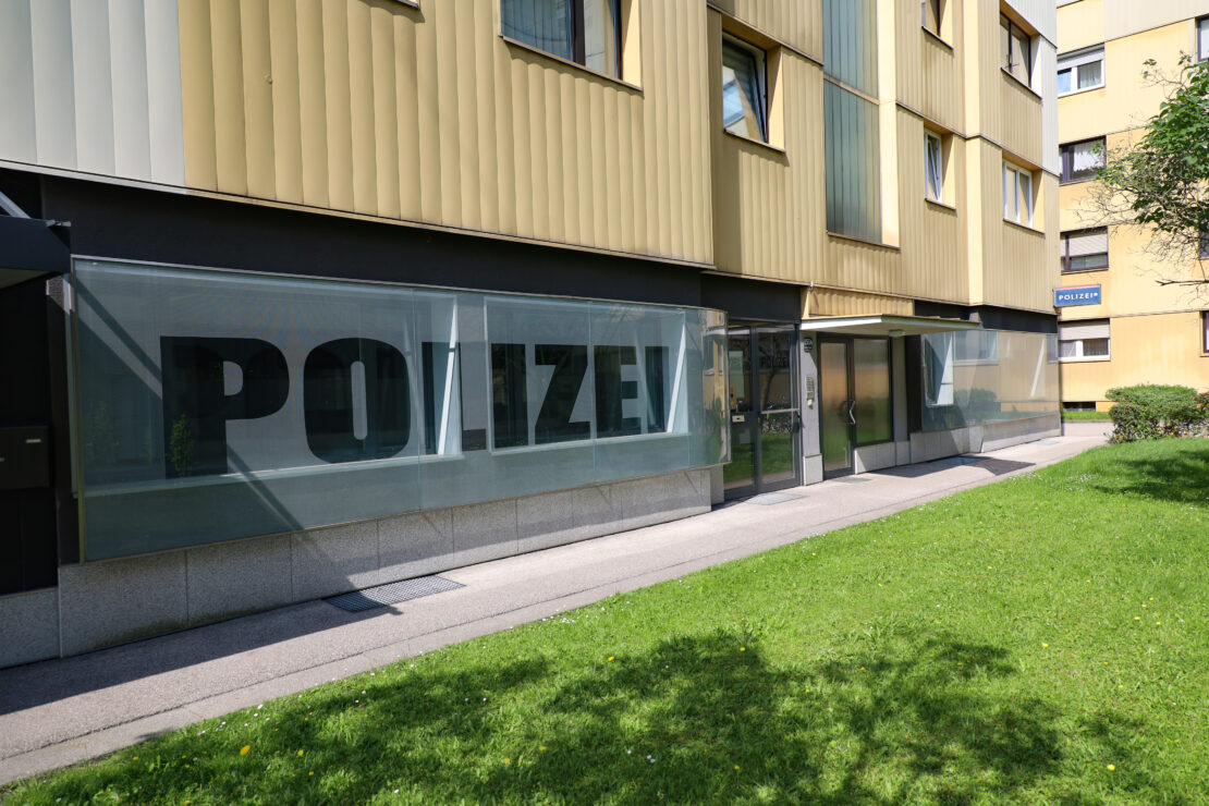 Sturmgewehr aus Polizeiinspektion gestohlen: Waffen und Munition bei Polizist in Kärnten sichergestellt