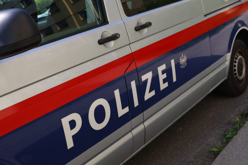 Einsatzkräfte der Rettung in Wels-Neustadt von Mann mit Messer bedroht