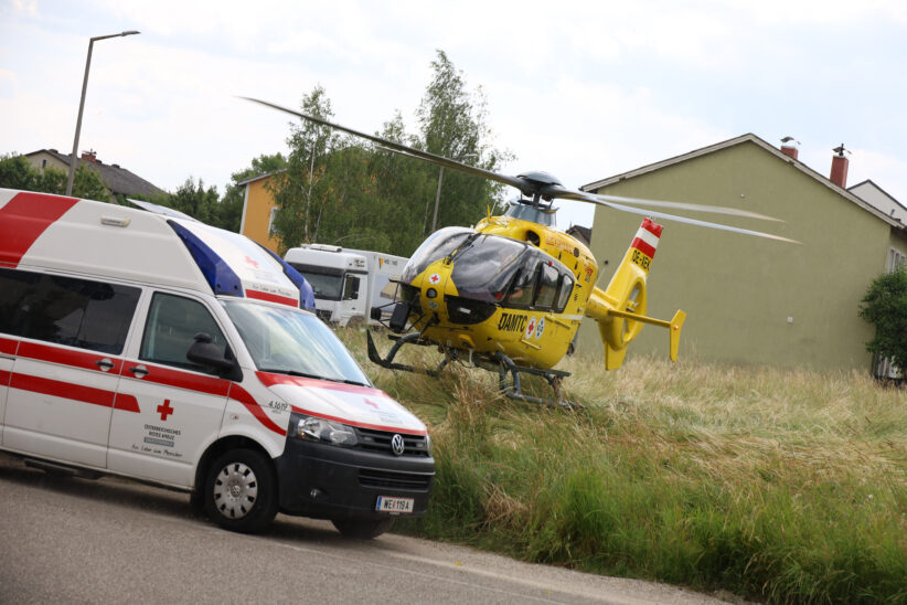 Notarzthubschrauber nach medizinischem Notfall in Wels-Pernau im Einsatz