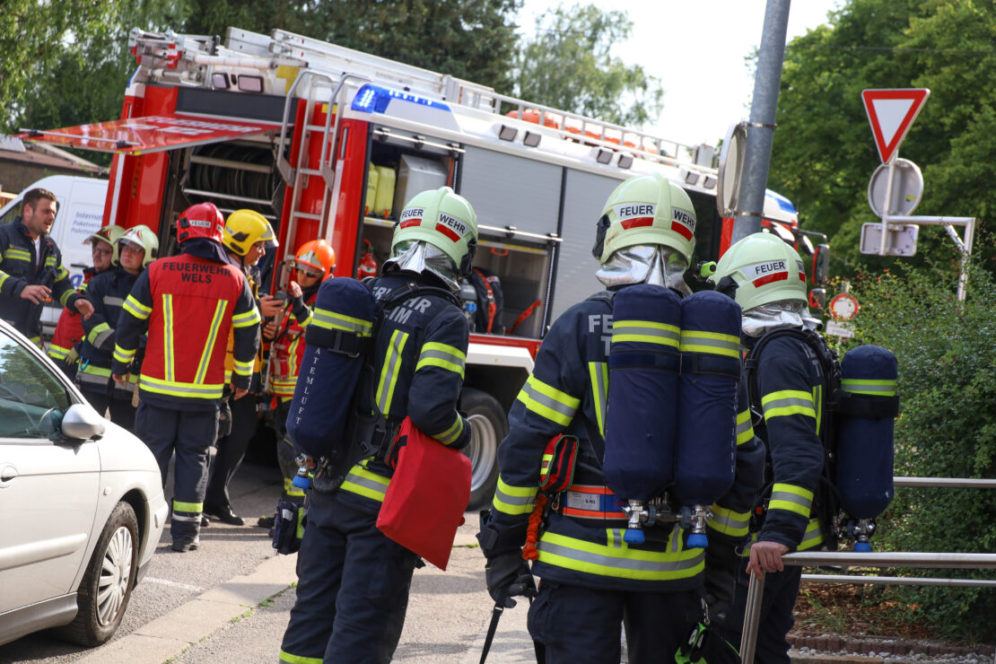 Drei Feuerwehren bei Küchenbrand in einem Mehrparteienwohnhaus in Wels-Lichtenegg im Einsatz