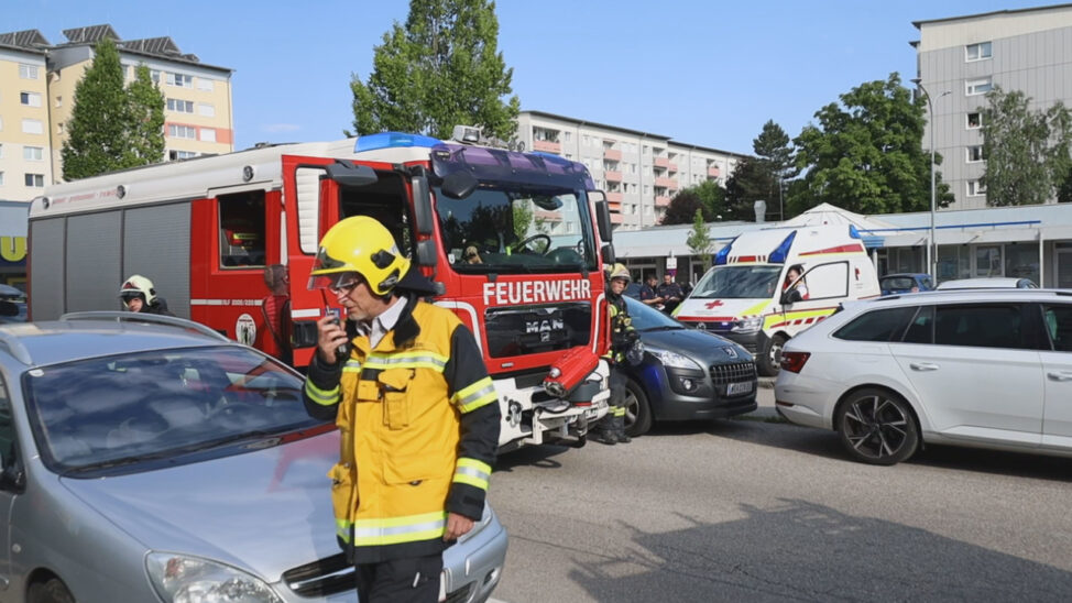 Drei Feuerwehren bei Küchenbrand in einem Mehrparteienwohnhaus in Wels-Lichtenegg im Einsatz