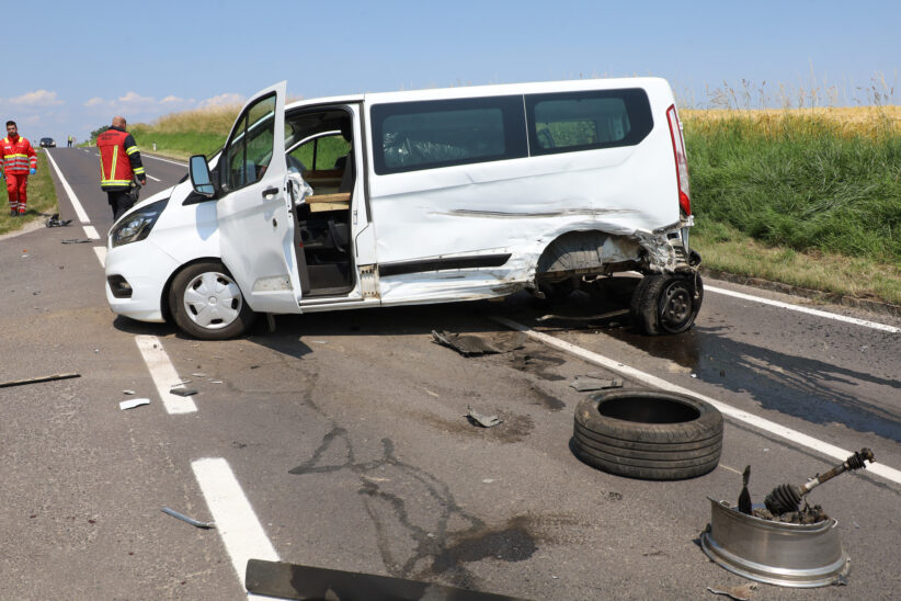 Crash mit drei Fahrzeugen in Wels-Puchberg endet mit einer verletzten Person und Blechsalat