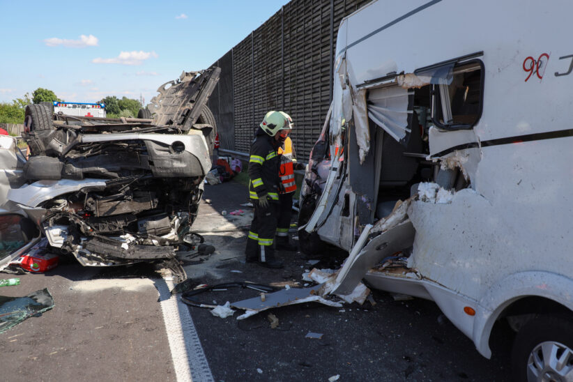 Elf teils Schwerverletzte bei folgenschwerem Verkehrsunfall auf Innkreisautobahn in Wels-Oberthan