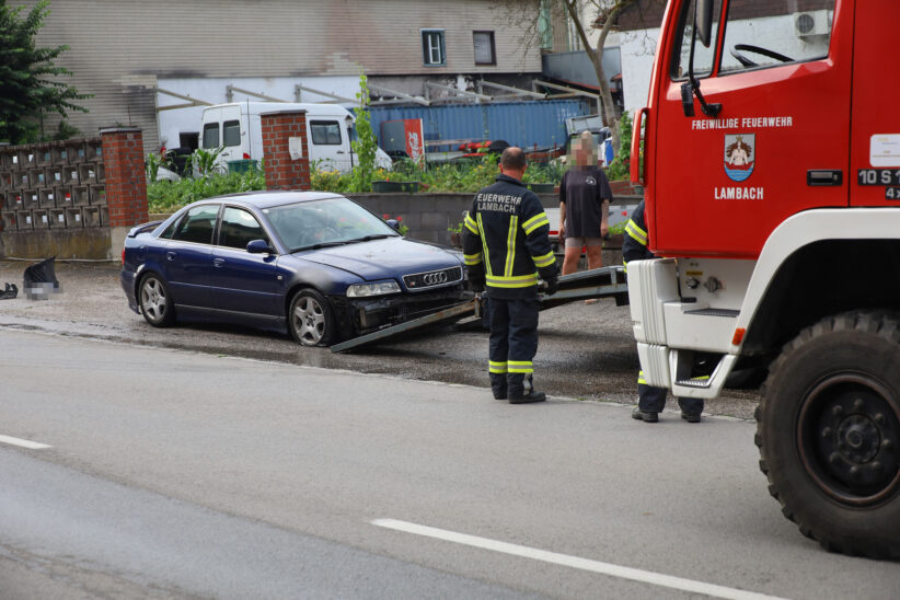 Auto touchierte auf Gmundener Straße in Lambach Stützmauer des Stifts