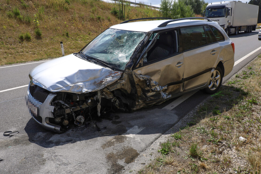 Schwerer Crash zwischen Kleintransporter und PKW auf Wiener Straße in Edt bei Lambach