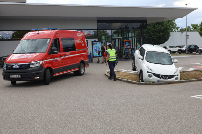 Einsatzkräfte nach Unfall auf Parkplatz in Wels-Waidhausen im Einsatz