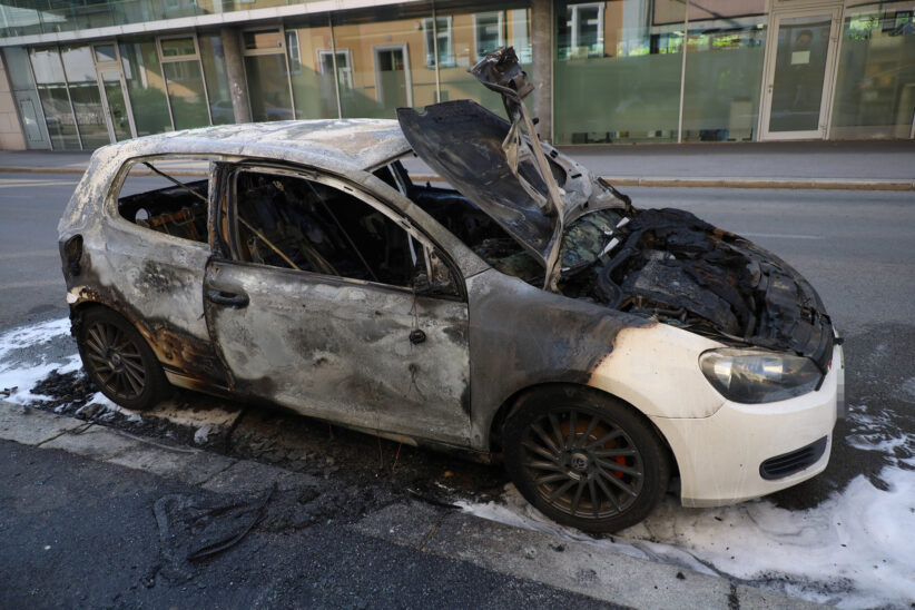 Auto in Wels-Innenstadt in Flammen aufgegangen und ausgebrannt