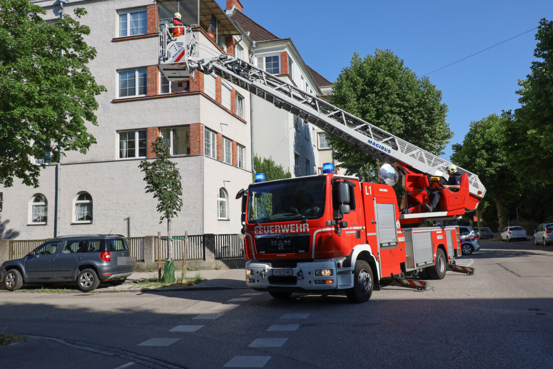 Drehleitereinsatz bei dringender Türöffnung mit Brandverdacht in Wels-Innenstadt