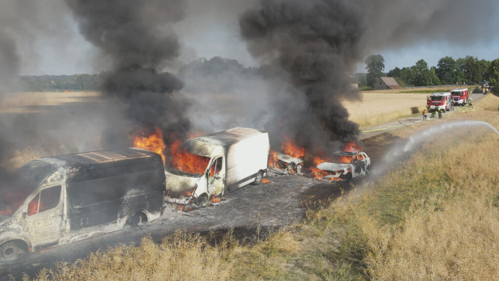 Vier PKW und zwei Kleintransporter in Marchtrenk in Flammen aufgegangen