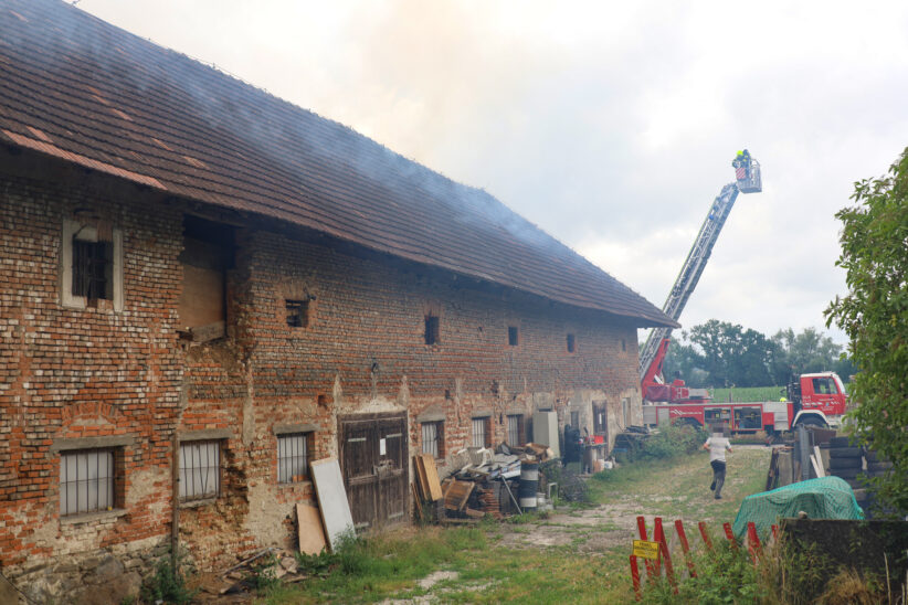 Fünfter Brand: Wieder Feuerwehr in altem Vierkanthof in Marchtrenk