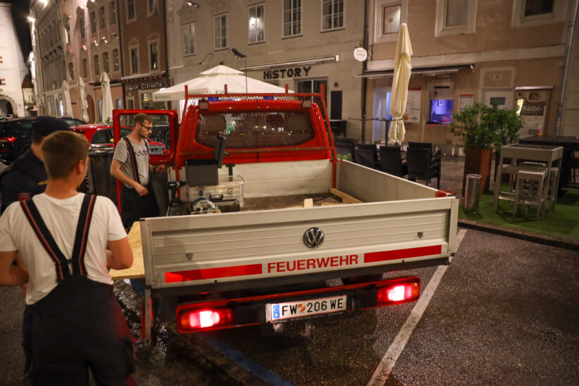 Kaputte Scheibe eines Imbisslokals in Wels-Innenstadt wurde zum Sicherungseinsatz für die Feuerwehr