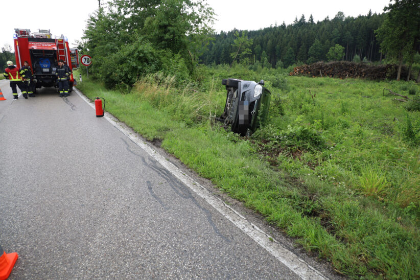 Auto nach Kreuzungskollision in Wels-Oberthan umgestürzt