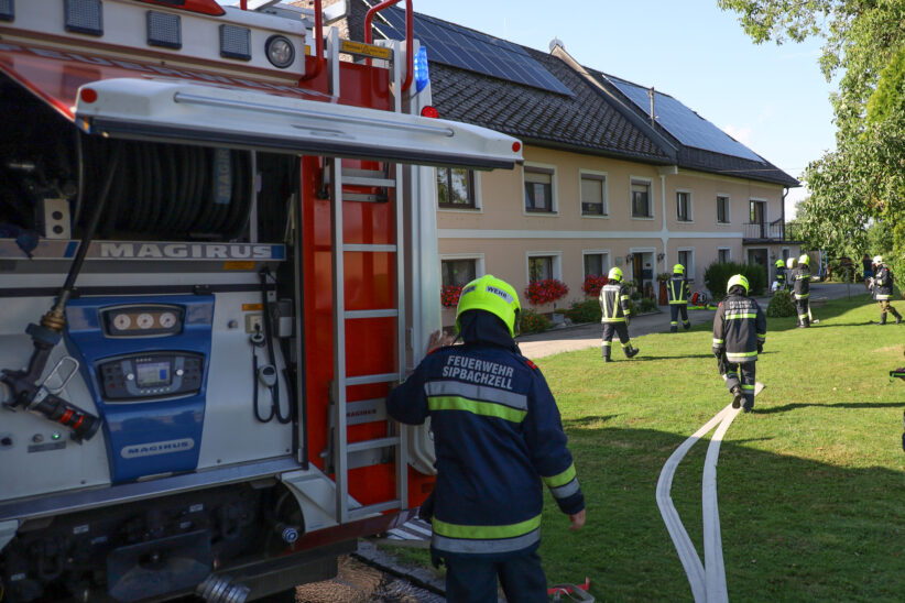 Brand eines Wechselrichters auf einem Bauernhof in Sipbachzell sorgte für Einsatz dreier Feuerwehren