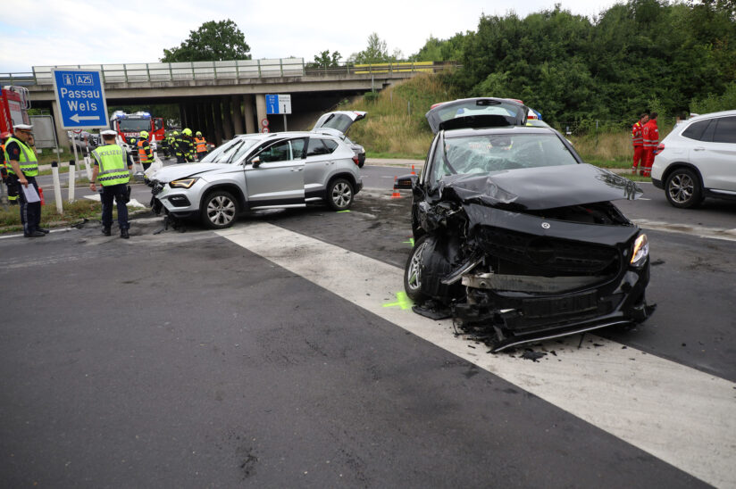 Schwerer Crash im Bereich der Autobahnanschlussstelle in Weißkirchen an der Traun