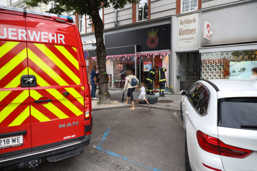 Auto kracht bei missglücktem Parkmanöver in Wels-Innenstadt in Donut-Geschäft