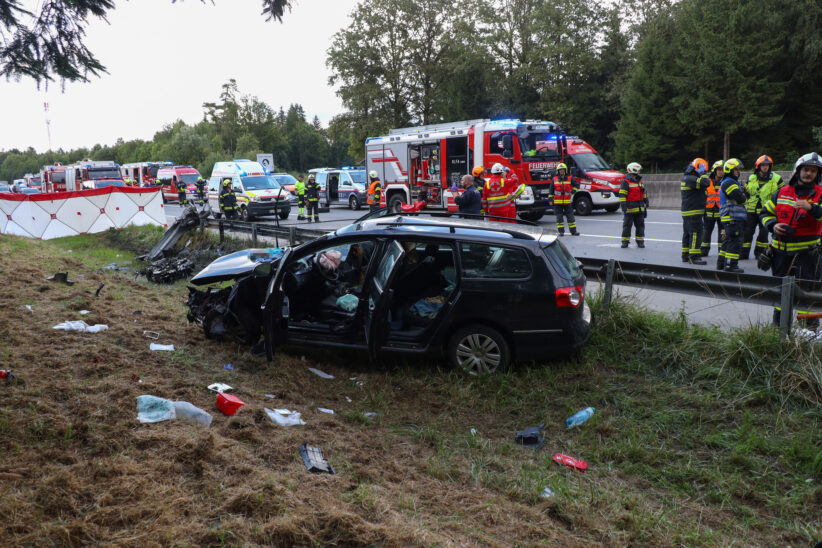 Drei teils Schwerverletzte bei Verkehrsunfall auf Westautobahn in Sipbachzell