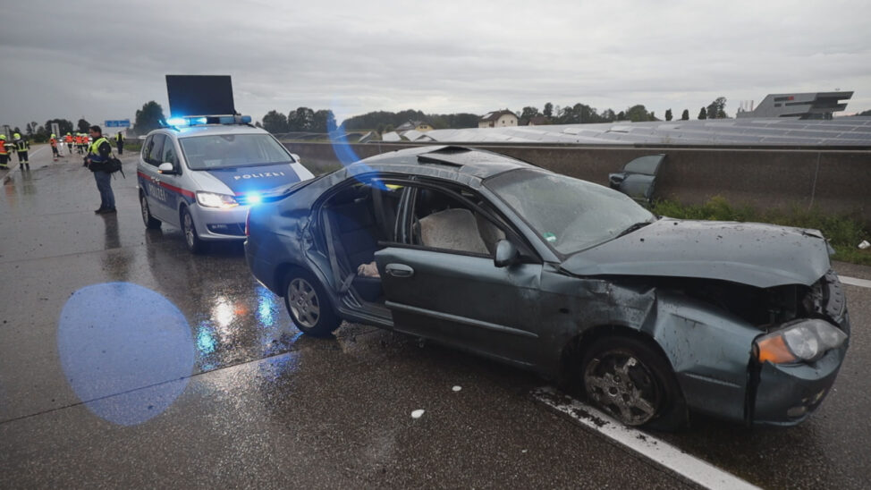 Fünf teils Schwerverletzte bei Verkehrsunfall auf Westautobahn in Eberstalzell