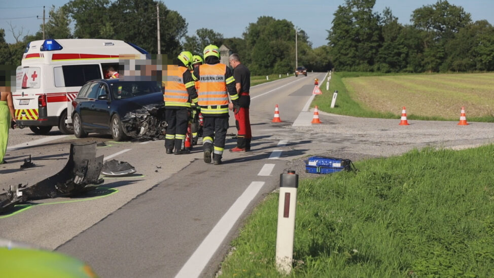 Vier Verletzte bei schwerer Kreuzungskollision in Weißkirchen an der Traun
