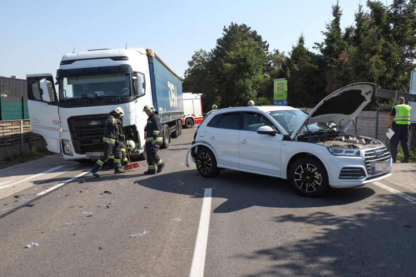 Totalsperre und Stau: Verkehrsunfall zwischen LKW und PKW auf Wiener Straße in Wels-Waidhausen