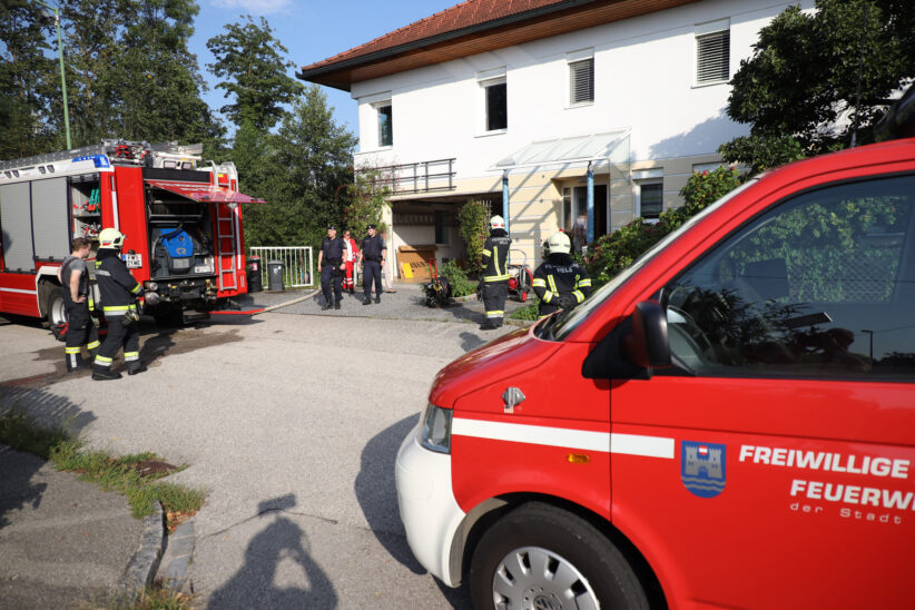 Kellerbrand in einem Einfamilienhaus in Wels-Lichtenegg sorgt für größeren Einsatz der Feuerwehr