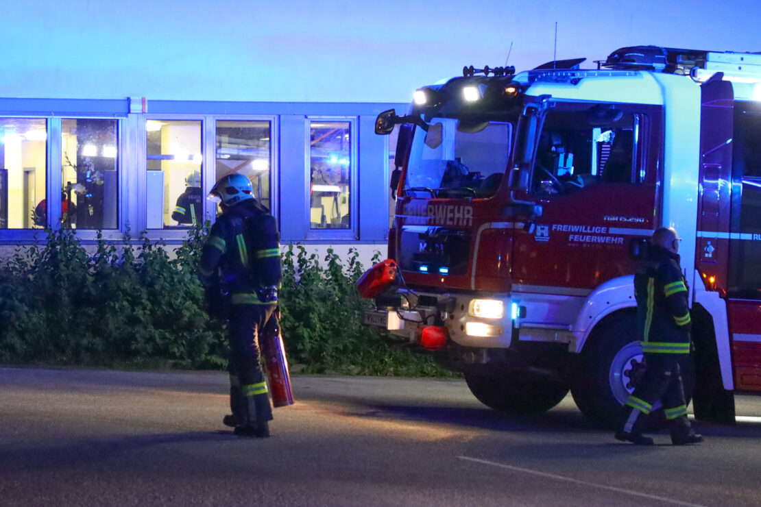 Nächtlicher Brand einer USV-Anlage bei einem Unternehmen in Wels-Neustadt