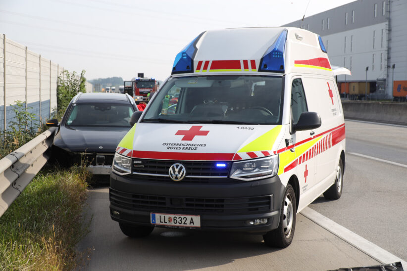 Auto auf Westautobahn bei Sattledt gegen Anpralldämpfer gekracht