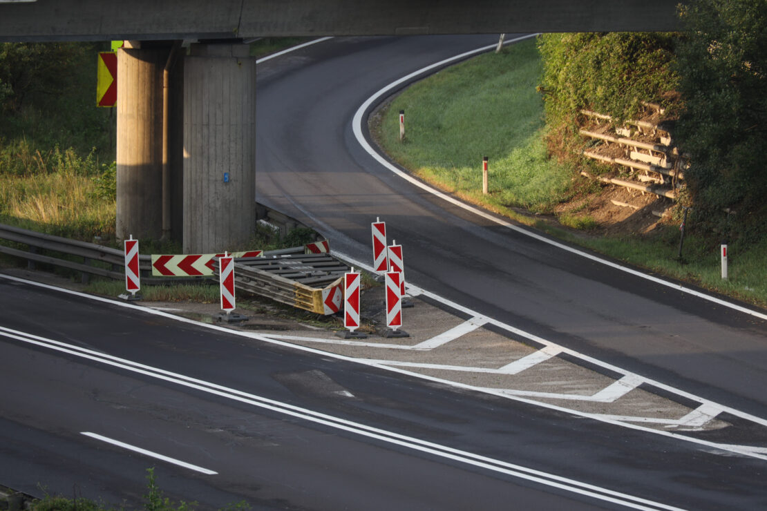 1,98 Promille: Flucht vor Polizei auf Innkreisautobahn endet im Anpralldämpfer bei Wels-Waidhausen