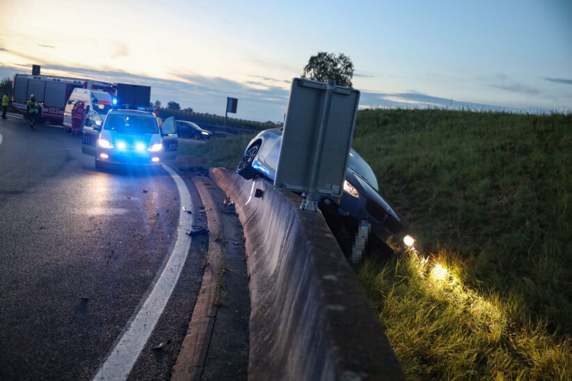 Abfahrmanöver gescheitert: Auto bei Westautobahn in Eberstalzell hinter Betonleitschiene gelandet