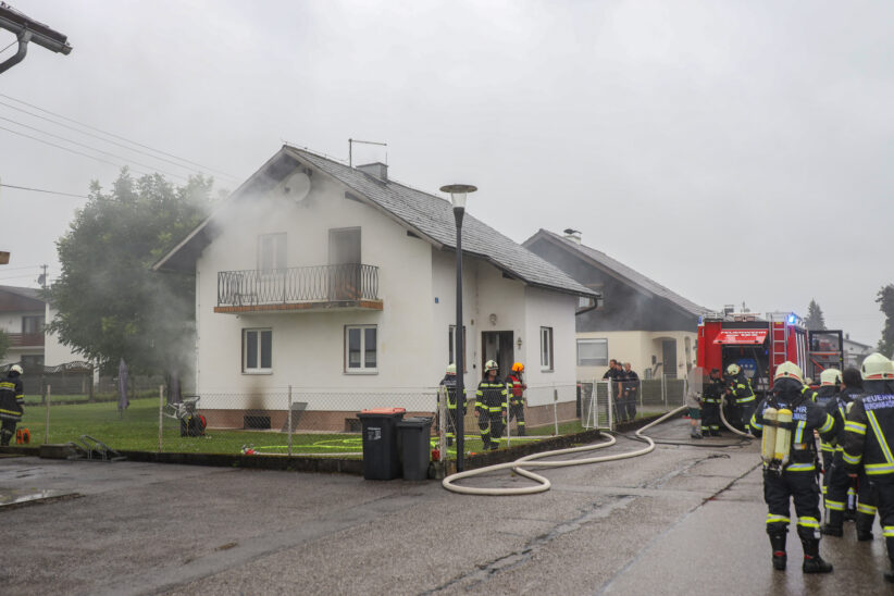 Drei Feuerwehren bei Kellerbrand in einem Wohnhaus in Bad Wimsbach-Neydharting im Einsatz