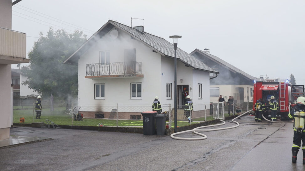 Drei Feuerwehren bei Kellerbrand in einem Wohnhaus in Bad Wimsbach-Neydharting im Einsatz