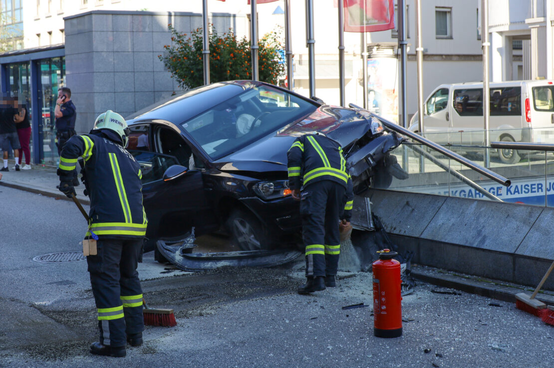 Spektakulärer Crash: Auto hing nach Verkehrsunfall in Wels-Innenstadt über Tiefgaragenabfahrt