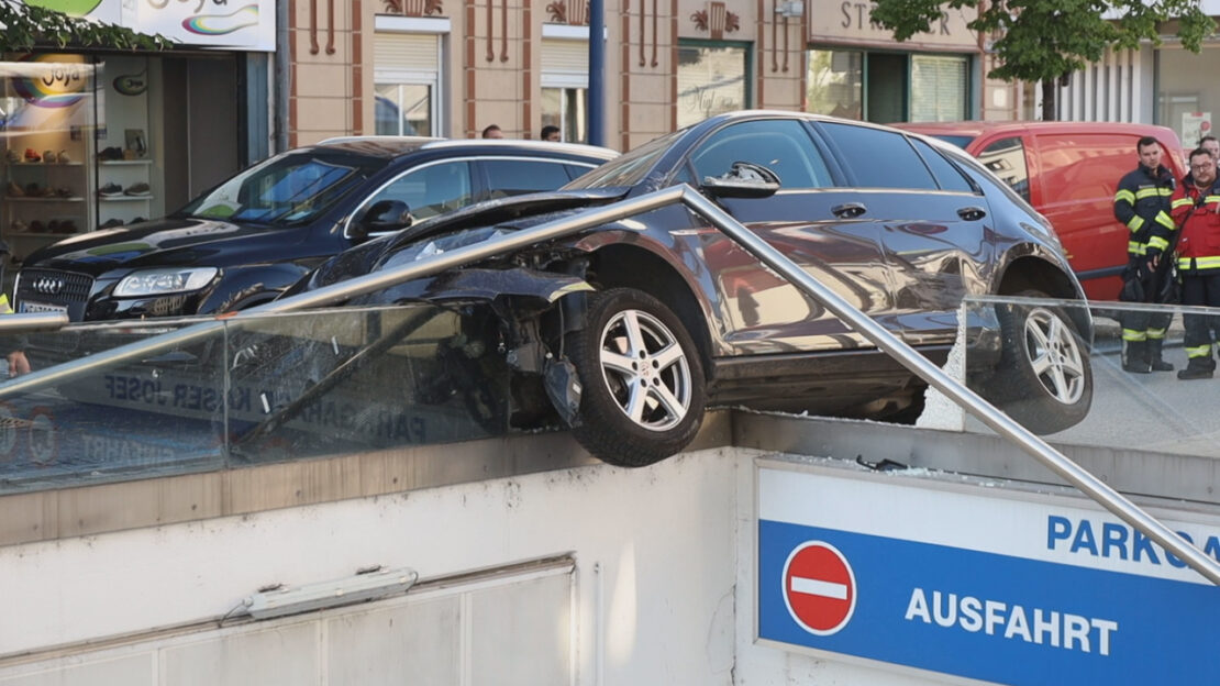 Spektakulärer Crash: Auto hing nach Verkehrsunfall in Wels-Innenstadt über Tiefgaragenabfahrt